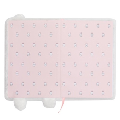 Caderno aberto com páginas cor-de-rosa e desenhos de coelhos, capa peluda branca
