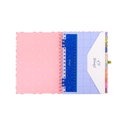 Caderno espiral com folhas coloridas, régua azul e envelope branco com texto manuscrito.