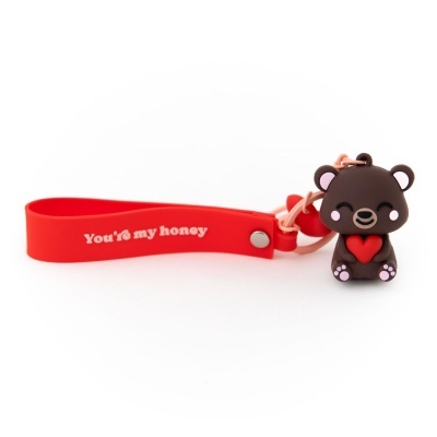 Porta-chaves vermelho com texto e pendente de urso castanho segurando um coração vermelho