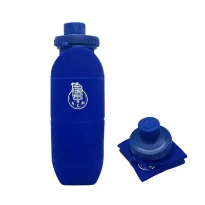 Garrafa desportiva azul com logótipo FCP e saco/capa dobrada ao lado