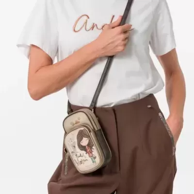 Bolsa tiracolo pequena bege e castanho com ilustração e calças castanhas