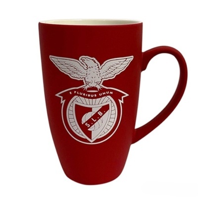 Caneca vermelha com emblema branco do clube SLB e asa grande