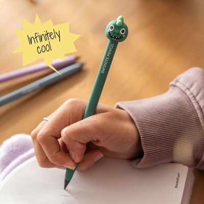 Lápis verde com dinossauro no topo e escrita INFINITE PENCIL
