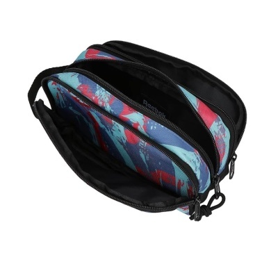 Bolsa necessaire em tecido com padrão abstrato azul vermelho verde e fechos de correr pretos