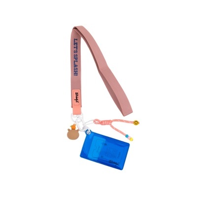 Cordão rosa com bolso azul para cartão e pingentes coloridos