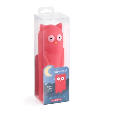 Boneco de coruja rosa em caixa transparente com etiqueta azul