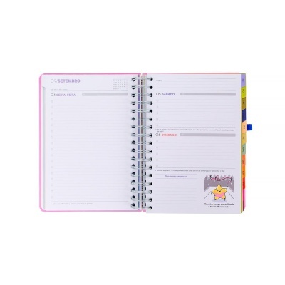 Agenda semanal em espiral aberta com página rosa e divisórias coloridas.