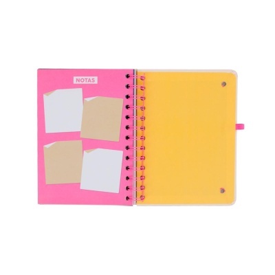 Caderno de argolas rosa aberto com notas autocolantes e folhas amarelas