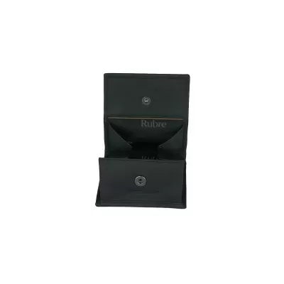 Carteira preta em material liso com fecho e compartimentos