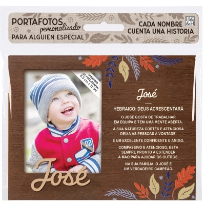 Porta-fotos em madeira com nome José e decoração floral, contendo foto de criança sorridente com gorro azul e casaco vermelho