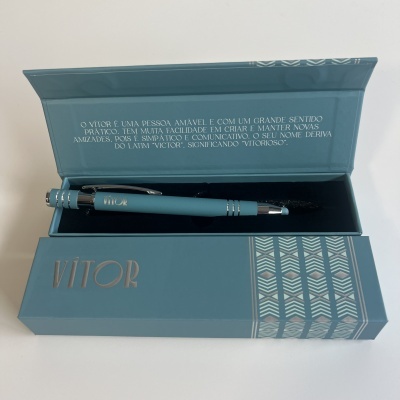 Conjunto de caneta azul com estojo azul e detalhes dourados