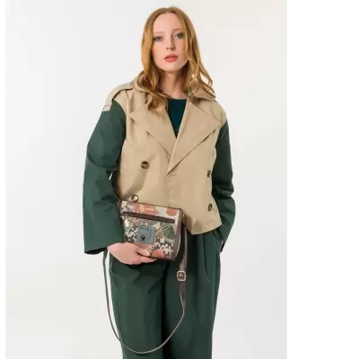 Mulher com casaco bege e mala floral a segurar