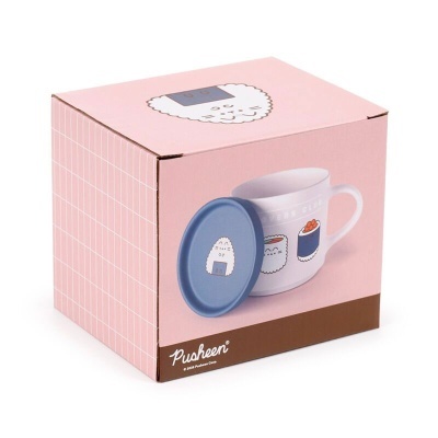 Caixa rosa com caneca branca ilustrada de sushi, tampa azul e texto Pusheen