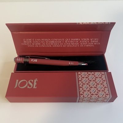 Caneta vermelha com nome JOSÉ em caixa vermelha decorada