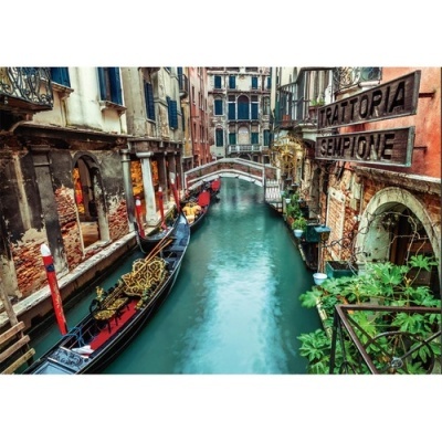 Canal de Veneza com gôndolas e placa de restaurante Trattoria Sempione