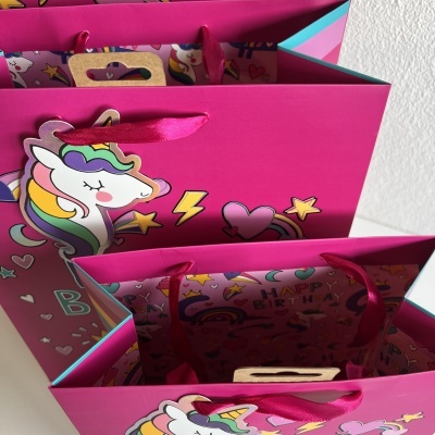 Sacolas de presente rosa com unicórnios e decoração colorida