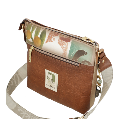 mala castanha e bege com padrão texturizado e desenho de gato na etiqueta