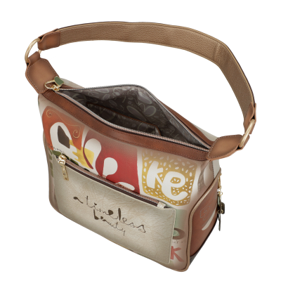 Mala colorida com alça em pele castanha e bolso frontal com frase 'timeless beauty'.