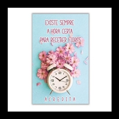 Cartaz com despertador branco e flores cor-de-rosa em fundo azul claro