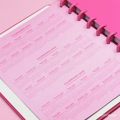 Página de calendário rosa de 2023 com anéis cor de rosa e texto em português