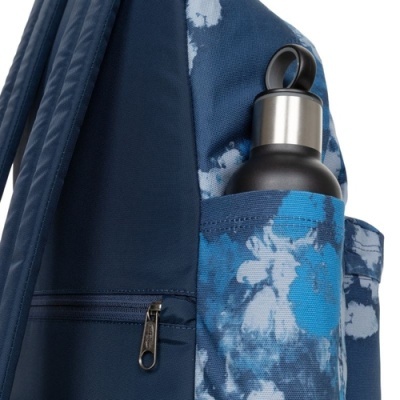 Mochila azul com padrão tie dye e garrafa térmica no bolso lateral