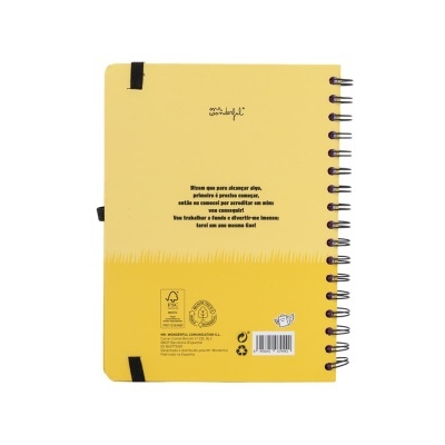Caderno amarelo espiral Mr. Wonderful com elástico e texto motivacional no verso.