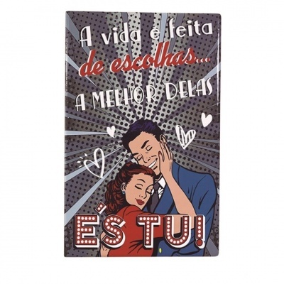 Postal decorativo com casal em estilo pop art e texto em português