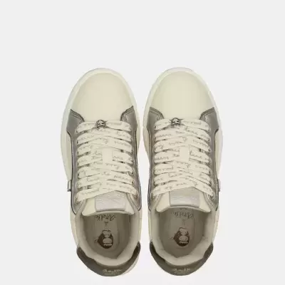 Sapatilhas brancas e cinza vistas de cima