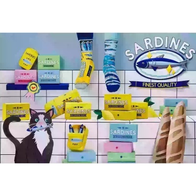 Latas e caixas coloridas de sardinhas, gato com sardinha, meias estampadas e pães baguete.