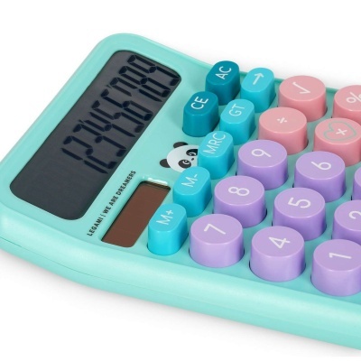 Calculadora eletrónica azul turquesa com botões coloridos e desenho de panda.