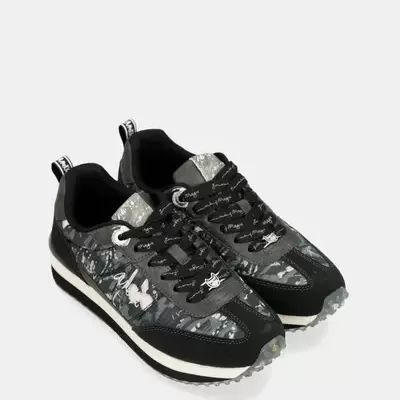 Par de sapatilhas desportivas camufladas cinza e preto com detalhes brancos