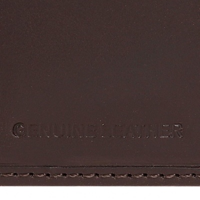 Pele castanha com gravação GENUINE LEATHER e costura