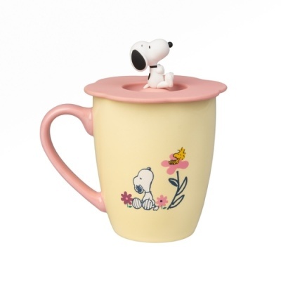 Caneca amarela com decoração do Snoopy e tampa com figura 3D