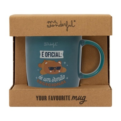 Caneca azul com urso e texto numa caixa de papel castanha