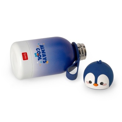 Garrafa térmica azul com tampa em forma de pinguim.