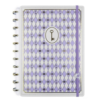 Caderno com capa padrão de losangos lilás e branco e elástico lilás