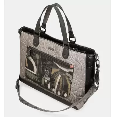 Bolsa cinza e preta com padrão artístico e bolso frontal com fecho