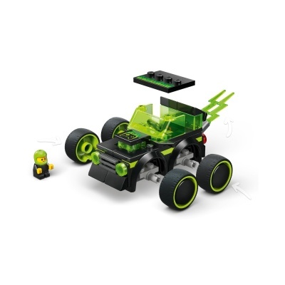 Brinquedo de construção carro preto e verde e mini figura humana com capacete verde