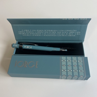 Caneta IORGE azul com estojo azul e cinza com texto em letras maiúsculas no interior da tampa