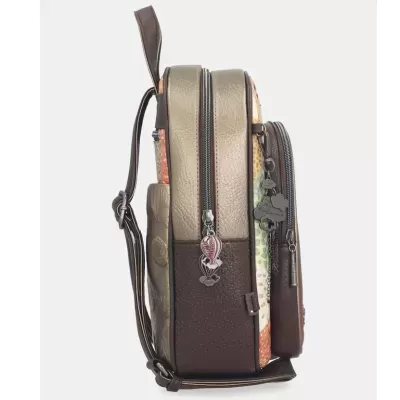 Mochila castanha e bege com zíperes e pendentes decorativos