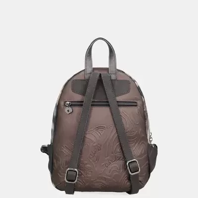 Mochila castanha com textura em relevo e alças castanhas