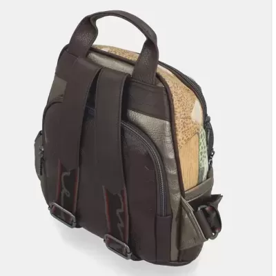 Mochila pequena castanha com padrão colorido e alças ajustáveis