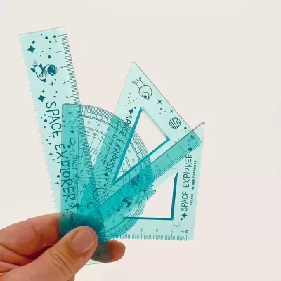 Conjunto de réguas azuis translúcidas com tema espacial