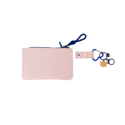 Carteira rosa clara com fecho azul e chaveiro azul com pendente de urso