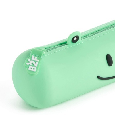 Estojo verde claro com rosto sorridente e fecho com etiqueta B2F