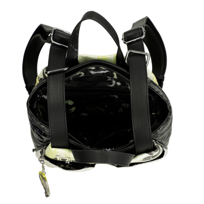 Mochila preta brilhante com alças de couro e pendente metálico amarelo.