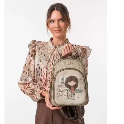 Mochila pequena bege com ilustração de menina e texto Time to bloom num fundo branco.