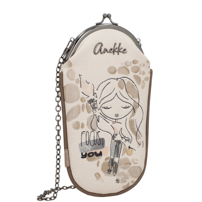 Bolsa pequena bege com desenho de menina e texto Focus On You, alça de corrente prateada