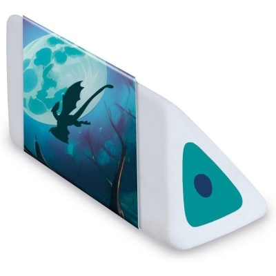 Aparelho triangular branco com imagem de dragão voando à frente da lua cheia azul