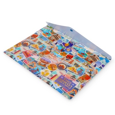 Envelope plástico com estampas coloridas de destinos turísticos e fecho azul